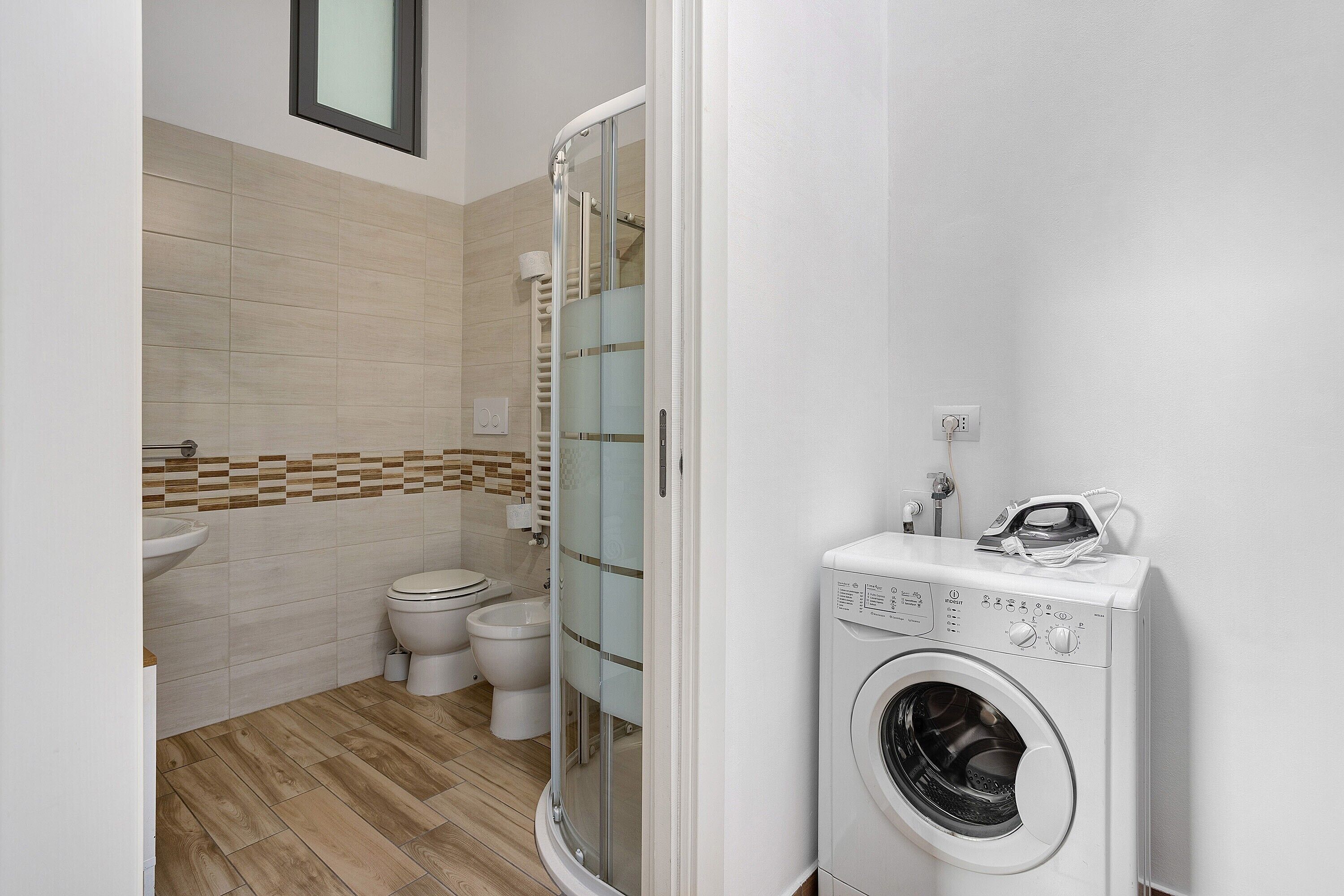 Douche, sèche-cheveux, serviettes fournies