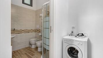 Douche, sĂšche-cheveux, serviettes fournies