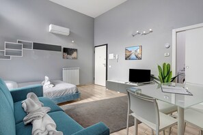 1 bedroom, iron/ironing board, WiFi, bed sheets - Spacious Navigli Apartment for Families & Groups - Porta Genova (Milan)