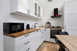 Frigorifero, microonde, forno, piano cottura
