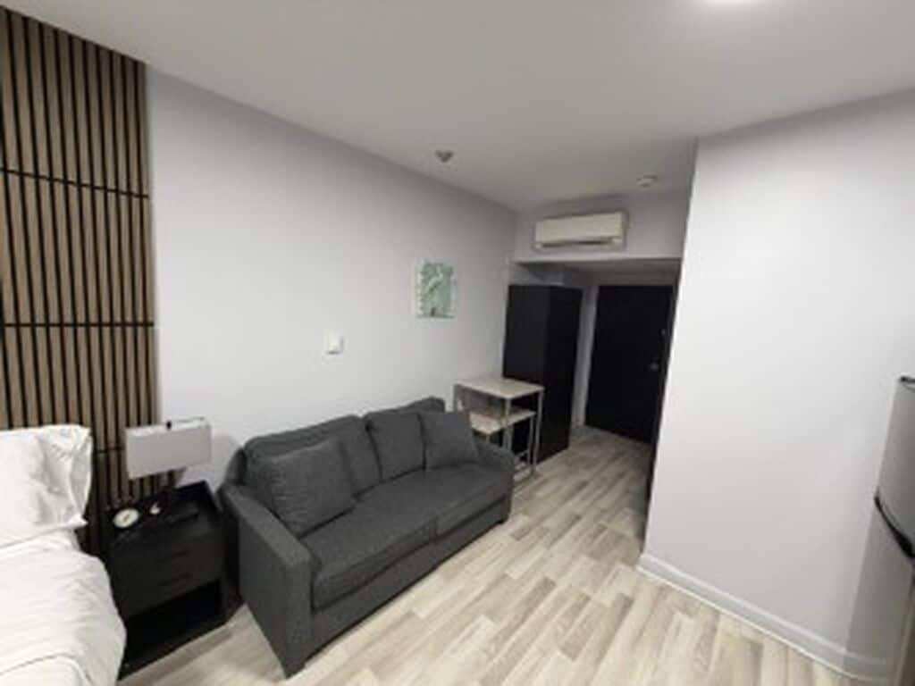 Deluxe Studio, 1 Queen Bed, Kitchen | Living area
