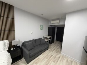 Deluxe studio, 1 queensize bed, keuken | Woonruimte | Een flatscreentelevisie