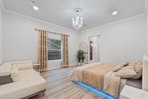 5 bedrooms, iron/ironing board, WiFi, bed sheets