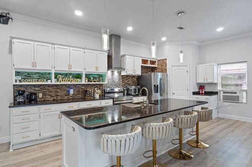 Beach 6BR | Pool | BBQ | 5 Min to Beach | Sleep-14