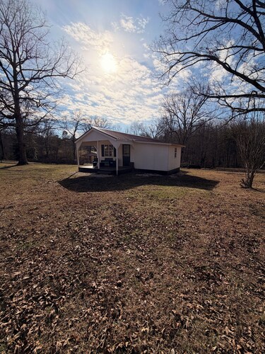 Adorable 1-bedroom tiny home with AC and fire place in charming Monteagle