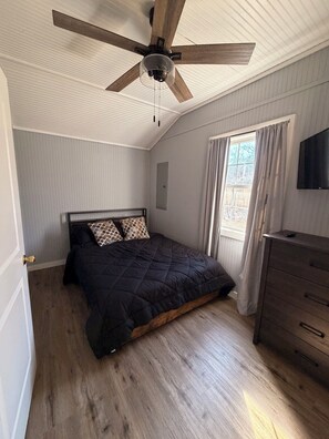 1 bedroom, WiFi, bed sheets - Adorable 1-bedroom tiny home with AC and fire place in charming Monteagle (Monteagle)