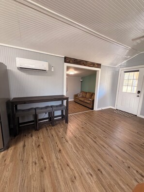 Interior - Adorable 1-bedroom tiny home with AC and fire place in charming Monteagle (Monteagle)
