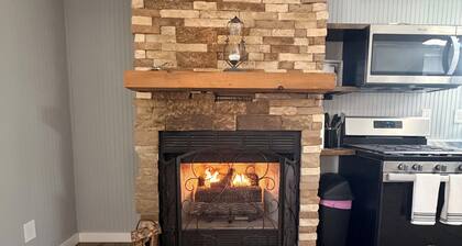 Adorable 1-bedroom tiny home with AC and fire place in charming Monteagle