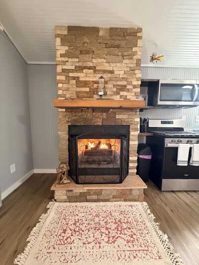 Adorable 1-bedroom tiny home with AC and fire place in charming Monteagle