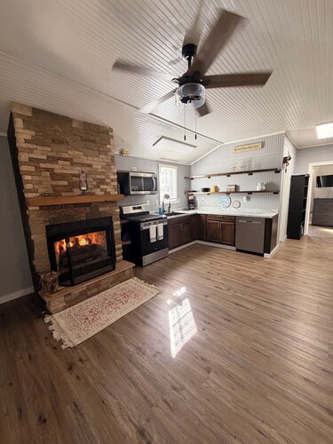 Adorable 1-bedroom tiny home with AC and fire place in charming Monteagle