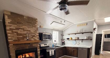 Adorable 1-bedroom tiny home with AC and fire place in charming Monteagle