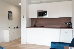 Réfrigérateur, micro-ondes, plaque de cuisson, lave-vaisselle