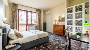 Une chambre à coucher comprenant un lit, un bureau, une chaise, une commode et des carreaux décoratifs sur les murs.