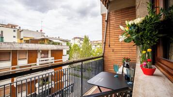 Apartment, Balcony, City View | Outdoor dining