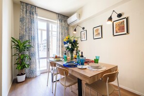 Apartamento, balcón, vistas a la ciudad | Restauración