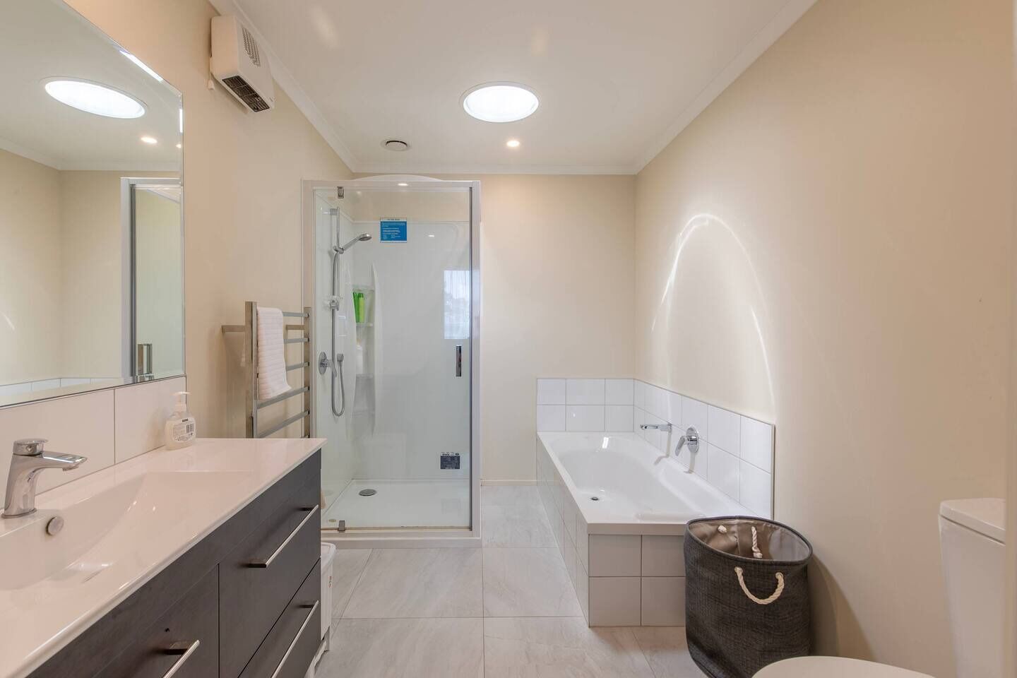 Ducha, secador de pelo, toallas, jabón