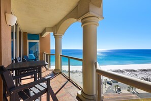 Outdoor dining - Portofino Island Resort 1-1502 (Pensacola Beach)