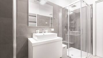 Dusche, Bidet, Handtücher, Shampoo