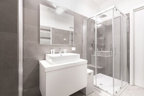 Doccia, bidet, asciugamani, shampoo