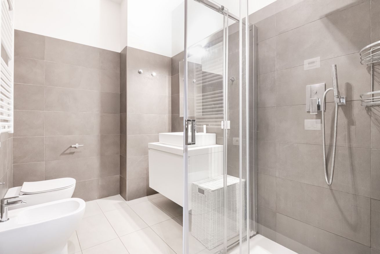 Doccia, bidet, asciugamani, shampoo