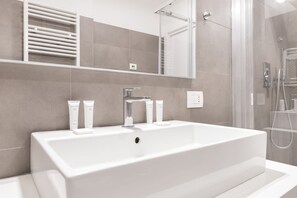 Dusche, Bidet, Handtücher, Shampoo