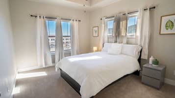 2 多间卧室、熨斗/熨衣板、上网接入、床单