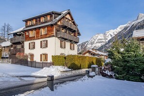 Exterior - Toits des Pècles – Top-Floor Alpine Apartment with Stunning Mont-Blanc View (Chamonix-Mont-Blanc)