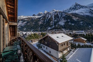 Property grounds - Toits des Pècles – Top-Floor Alpine Apartment with Stunning Mont-Blanc View (Chamonix-Mont-Blanc)