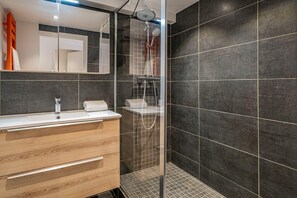 Shower, hair dryer, towels - Toits des Pècles – Top-Floor Alpine Apartment with Stunning Mont-Blanc View (Chamonix-Mont-Blanc)