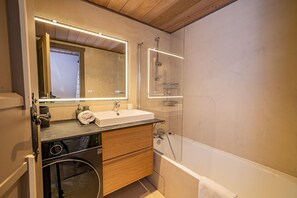 Shower, hair dryer, towels - Balcons de Champraz- Spectacular Mont Blanc and Lake Views (Chamonix-Mont-Blanc)