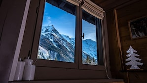 A window with a view of snow-covered mountains and a clear sky. - Balcons de Champraz- Spectacular Mont Blanc and Lake Views (Chamonix-Mont-Blanc)