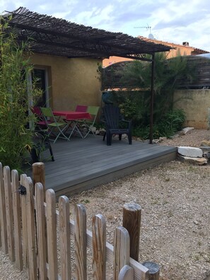 Outdoor dining - Gîte des Lavandes (MONTAGNAC MONTPEZAT)