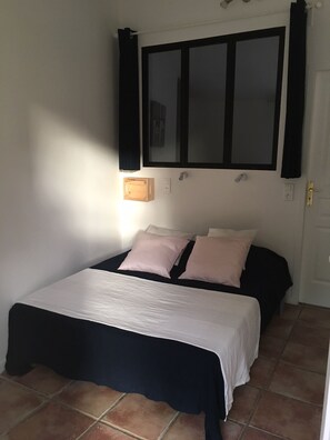 1 bedroom, iron/ironing board, travel cot, free WiFi - Gîte des Lavandes (MONTAGNAC MONTPEZAT)