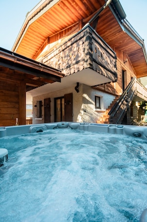 屋外スパ浴槽. Jacuzzi in the Heart of the Village – “L'Ours” Apartment with Private Terrace and Wi-Fi