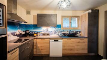 Fridge, microwave, oven, stovetop