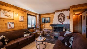 Een televisie en een open haard