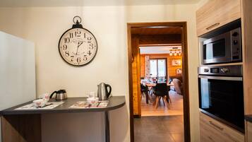 Een koelkast, een magnetron, een oven, een kookplaat