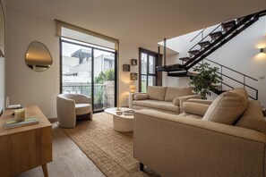 Smart TV, books, stereo