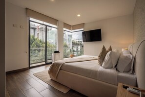 3 bedrooms, in-room safe, desk, iron/ironing board