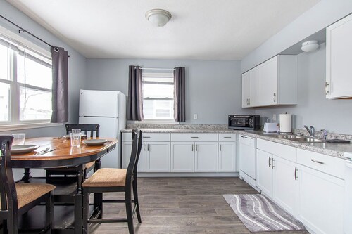 2BR I 4 mins to FargoDome, Free Parking, Queen x 2