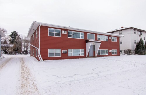 2BR I 4 mins to FargoDome, Free Parking, Queen x 2