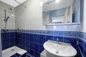 Shower, hair dryer, towels, shampoo - Le Panama (Saint-Raphaël)