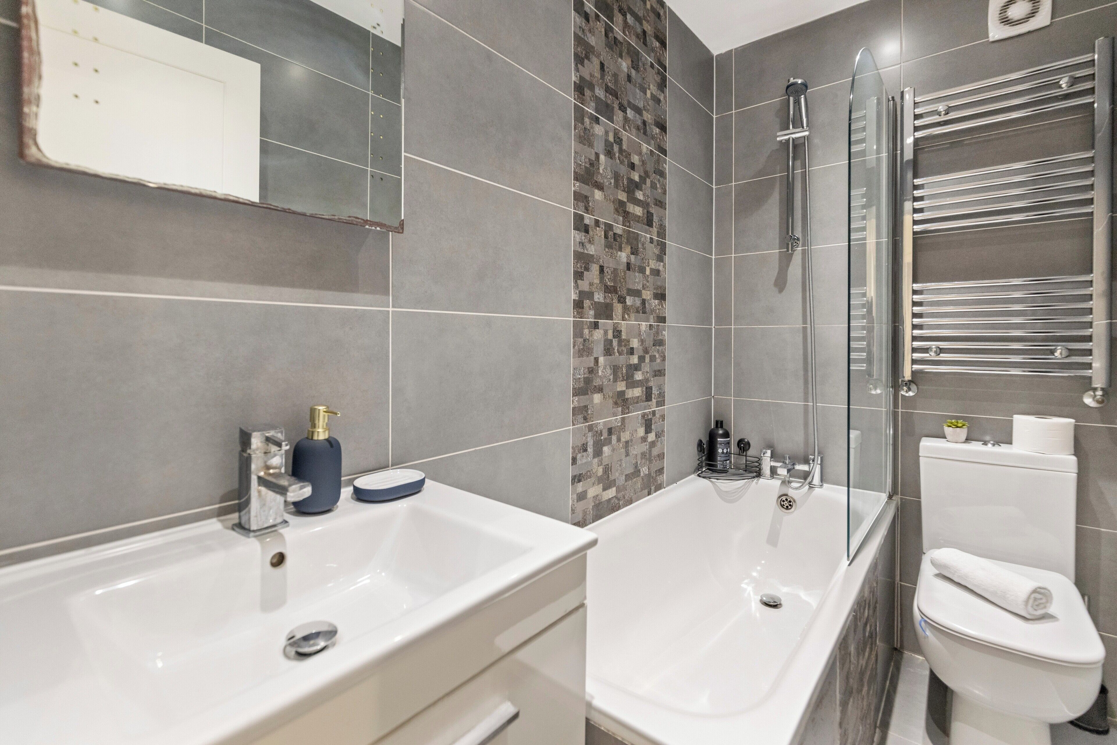 Un baño moderno con una bañera amplia, una zona de ducha separada y un inodoro.