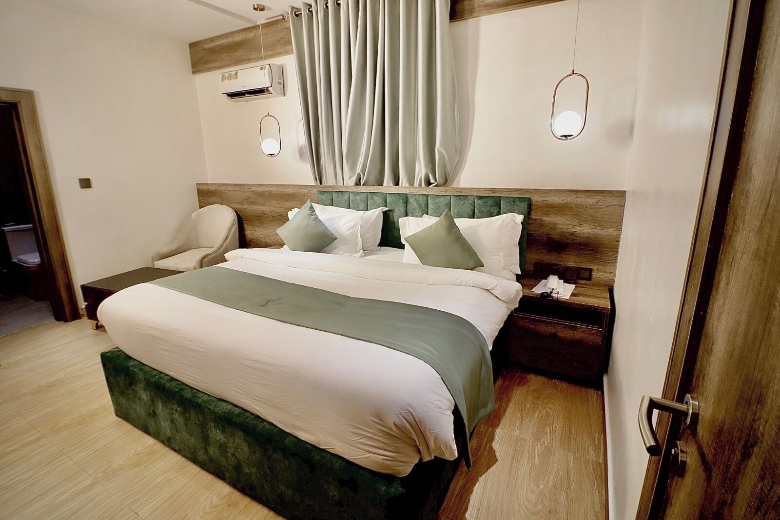 Deluxe-Einzelzimmer | Zimmersafe, Schreibtisch, laptopgeeigneter Arbeitsplatz