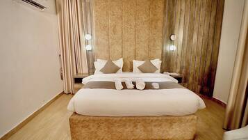 Caja de seguridad en la habitación y escritorio