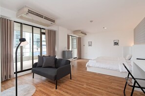 Escritorio, tabla de planchar con plancha, wifi y ropa de cama 