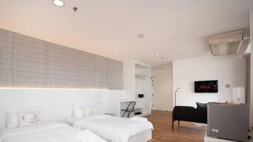 Desk, iron/ironing board, WiFi, bed sheets