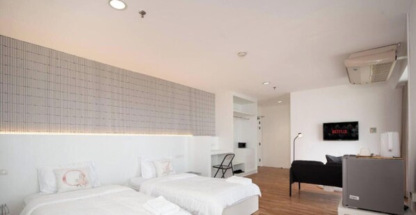 Desk, iron/ironing board, WiFi, bed sheets - Stylish Twin BR w/Ensuite Bath & Relaxing Tub BTB7 (Pathum Wan)