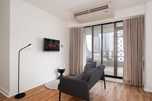 TV - Stylish Twin BR w/Ensuite Bath & Relaxing Tub BTB7 (Pathum Wan)