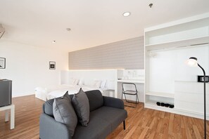 Interior - Stylish Twin BR w/Ensuite Bath & Relaxing Tub BTB7 (Pathum Wan)